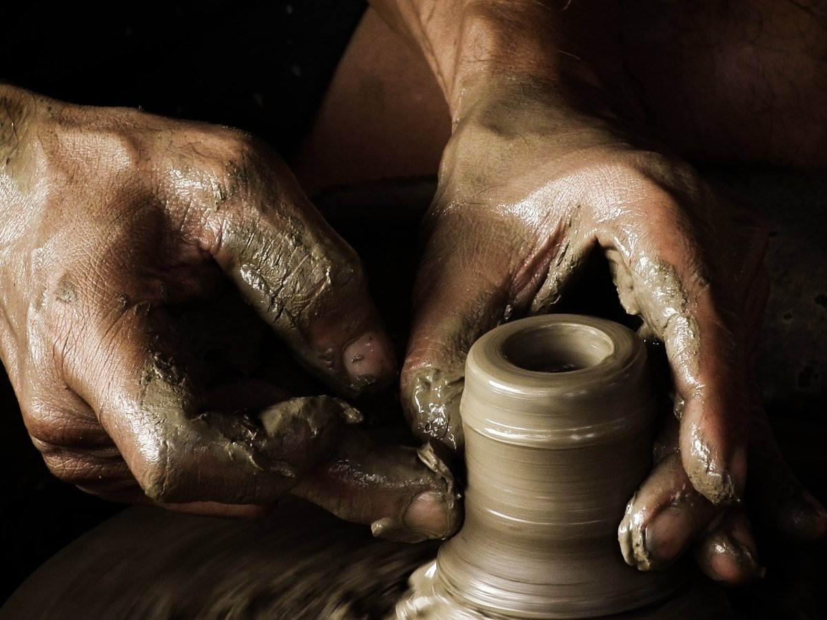 Manos trabajando barro en torno alfarero tradicional de Amatenango, Chiapas