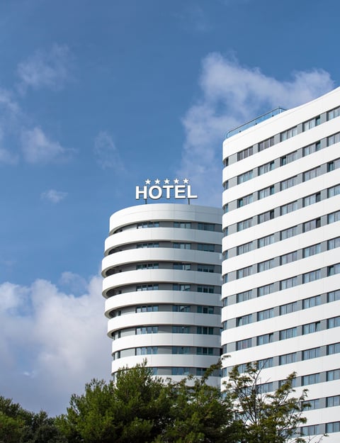 Fachada de hotel moderno de 5 estrellas en el centro de la ciudad