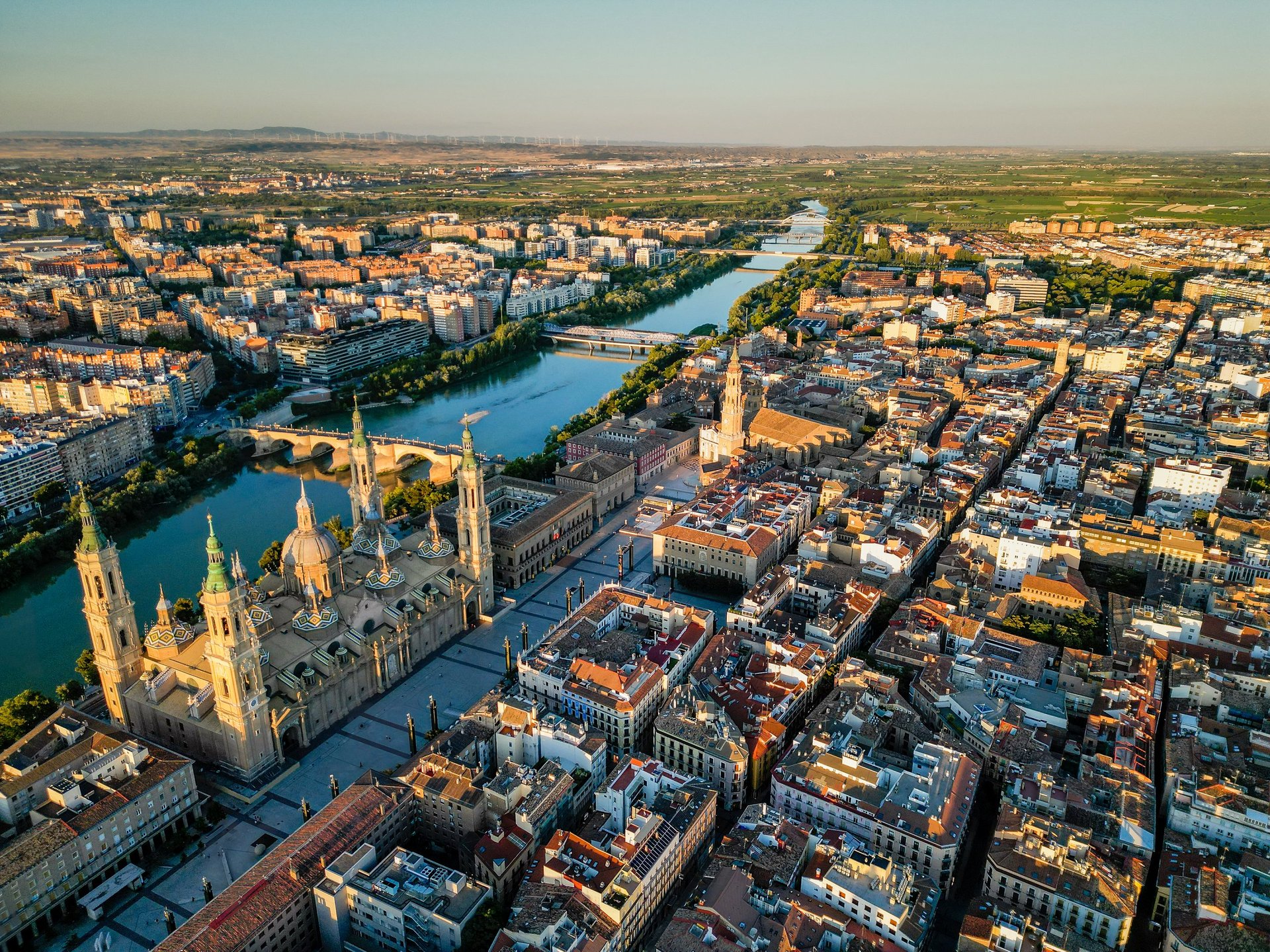 Vista panorámica de ciudad europea histórica al atardecer - destino premium de viaje