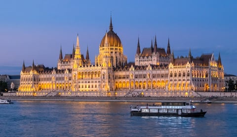 Budapest Parlamento húngaro río Danubio atardecer