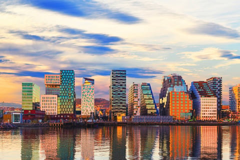 Vista de ciudad europea histórica con arquitectura emblemática