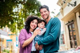 Retrato de familia joven con bebé hijo al aire libre