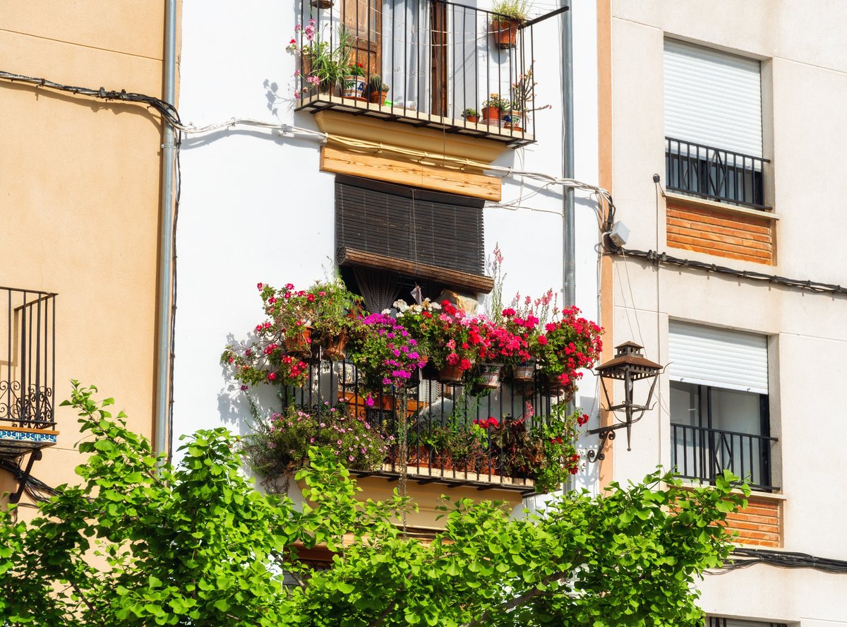 Fachada colonial del Hotel Casavieja con balcones de flores