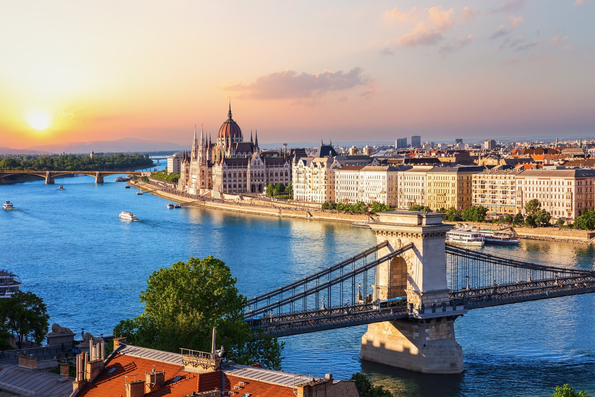 Budapest skyline con Parlamento y Puente de Cadena sobre el río Danubio, Hungary