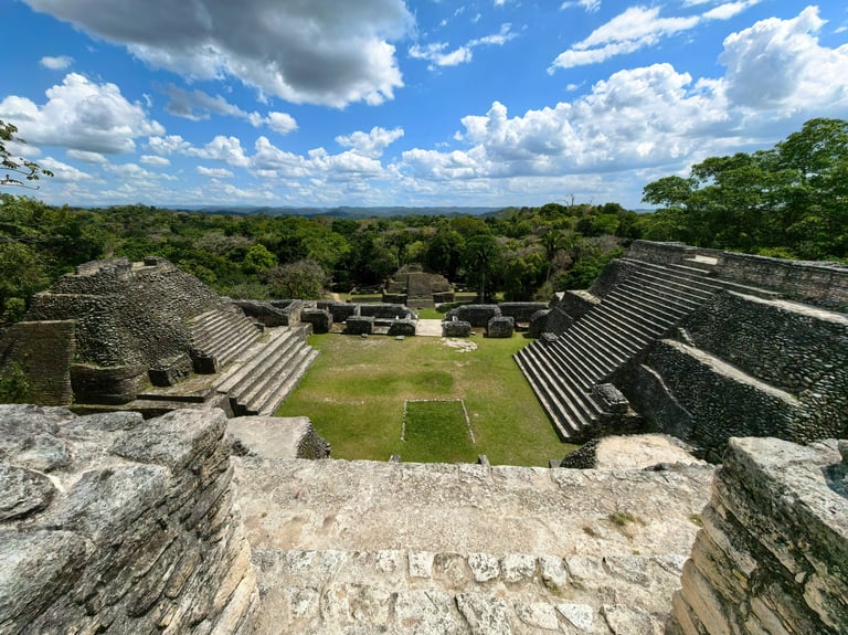 Ruinas mayas de Palenque en la selva