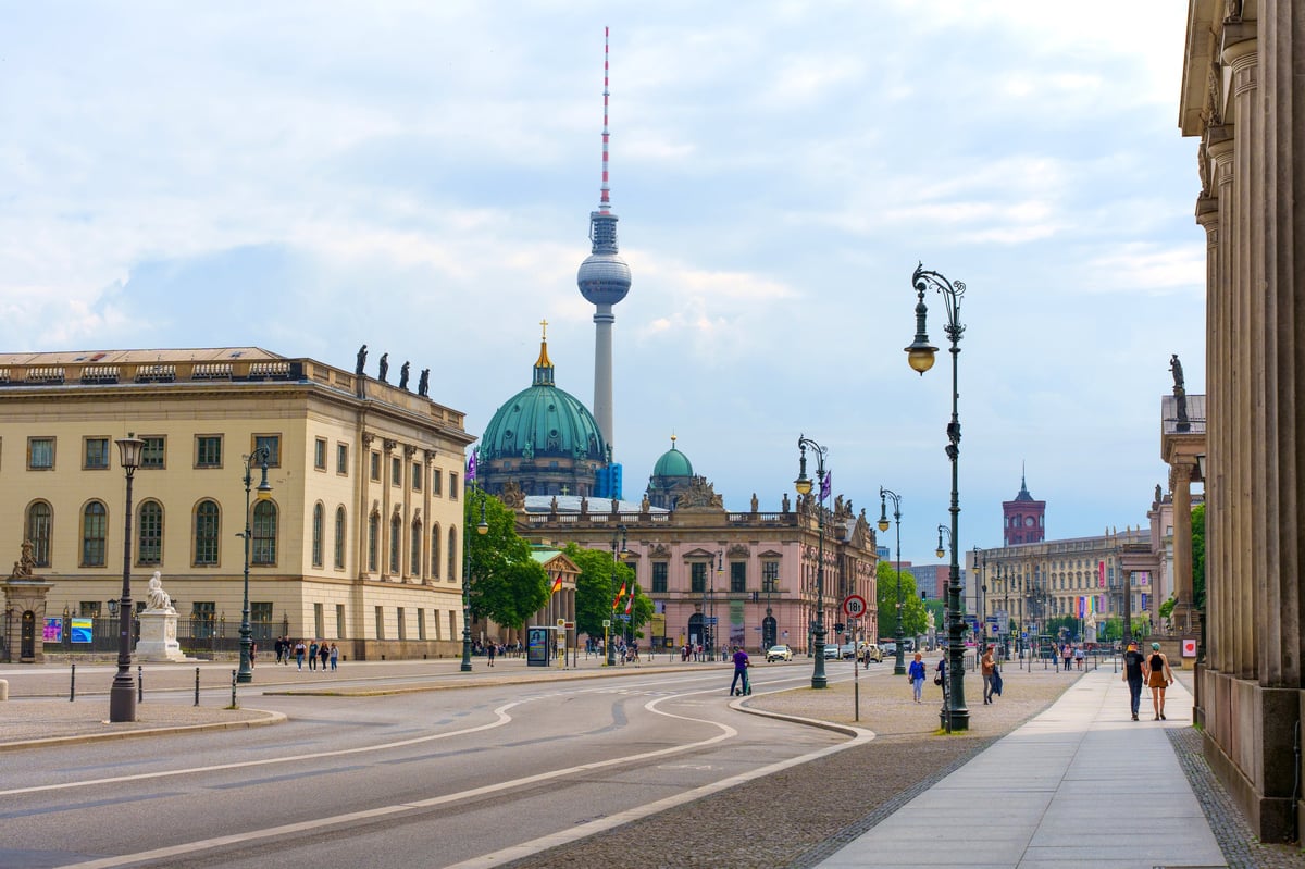 Berlín paisaje urbano con edificios históricos y torre de televisión icónica