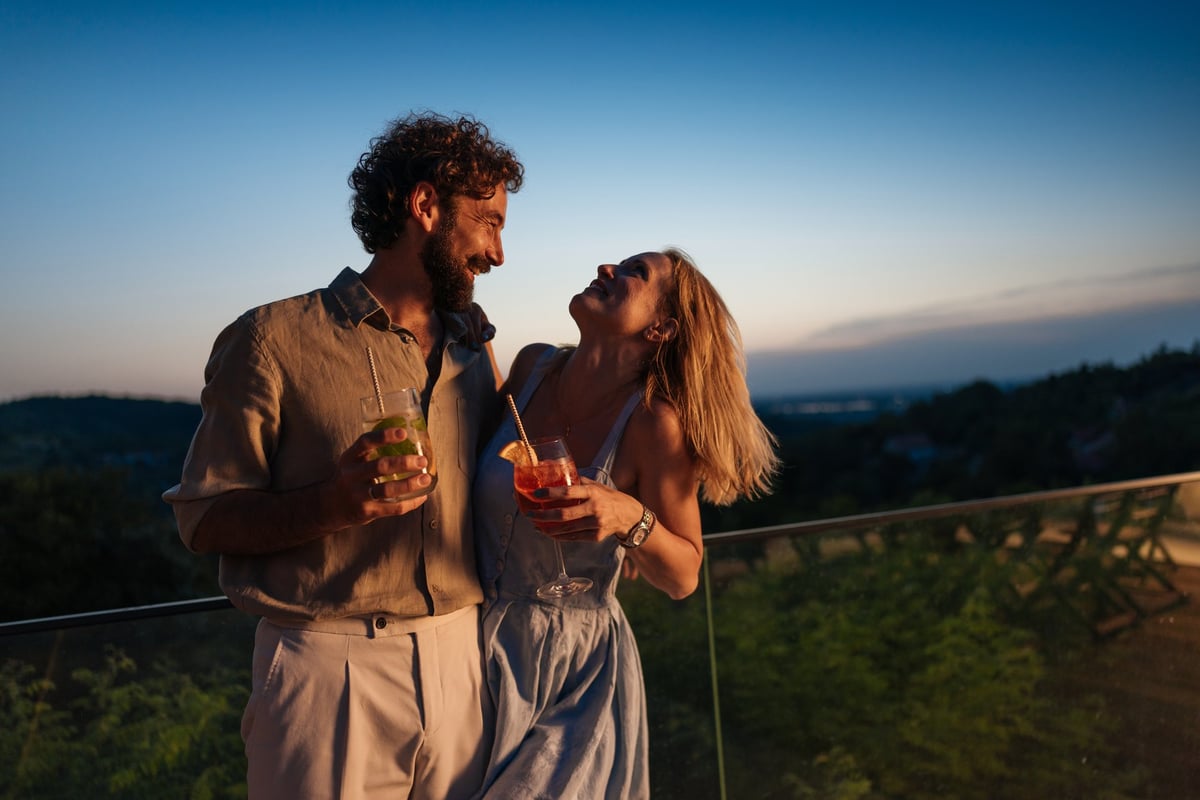 Pareja romántica disfrutando atardecer en San Cristóbal de las Casas