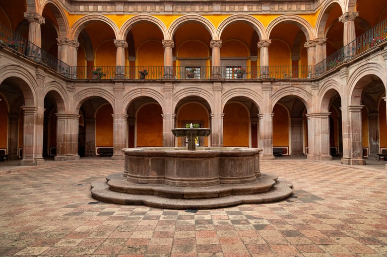 Patio interior con fuente y arcos coloniales