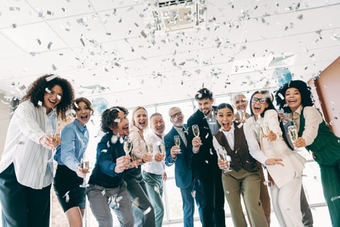 Empresarios celebrando el crecimiento de su agencia