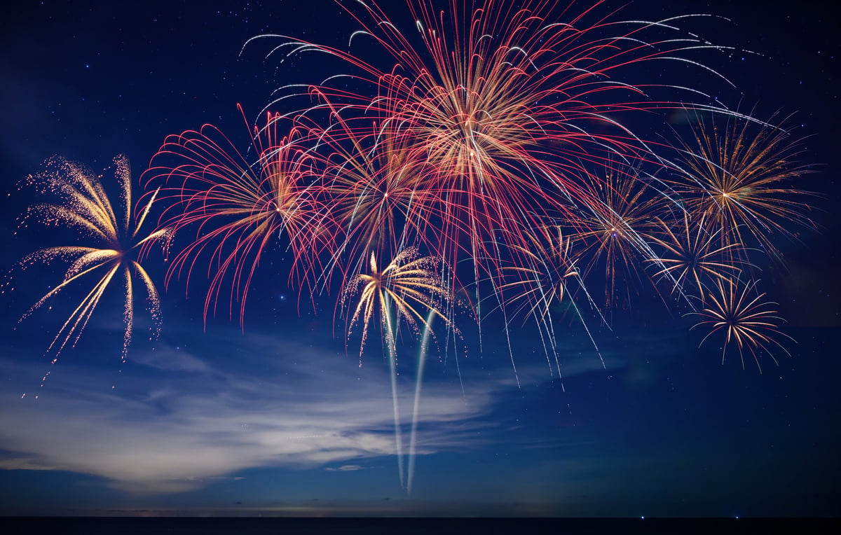 Fuegos artificiales iluminan el cielo para celebrar el Año Nuevo en Colombia