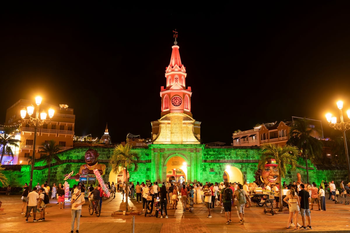 Atmósfera navideña colonial latinoamericana con luces cálidas y calles iluminadas