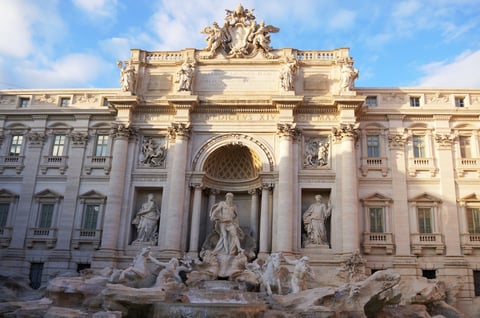 Fuente de Trevi una de las más grandes y famosas del estilo barroco en Roma Italia
