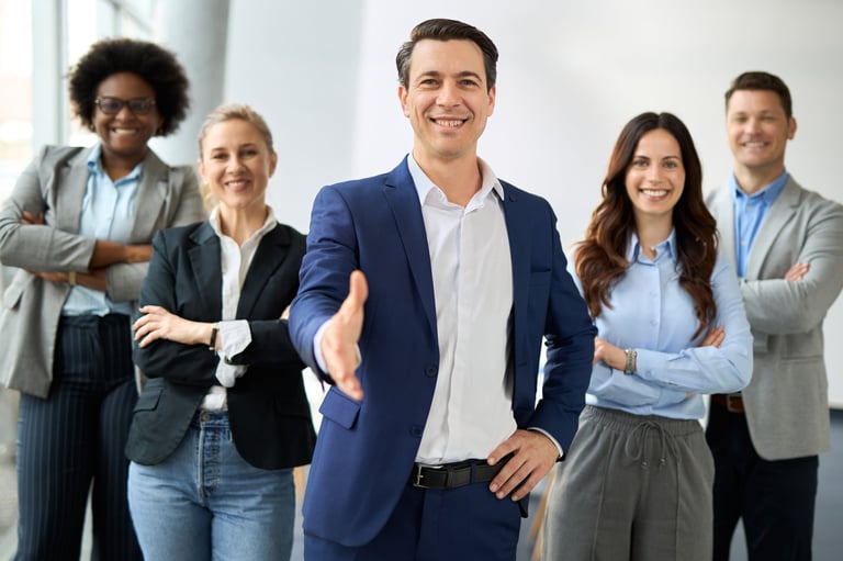 Equipo de Pasión x Viajes atendiendo clientes