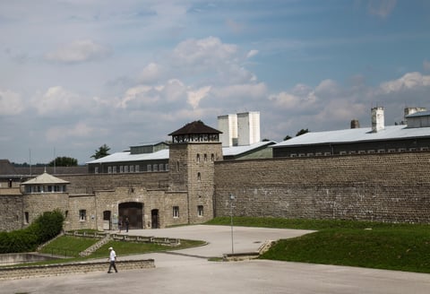 Vista de la entrada principal del campo de concentración nazi de Mauthausen Austria