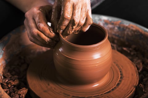 Manos de artesano creando cerámica tradicional en taller chiapaneco