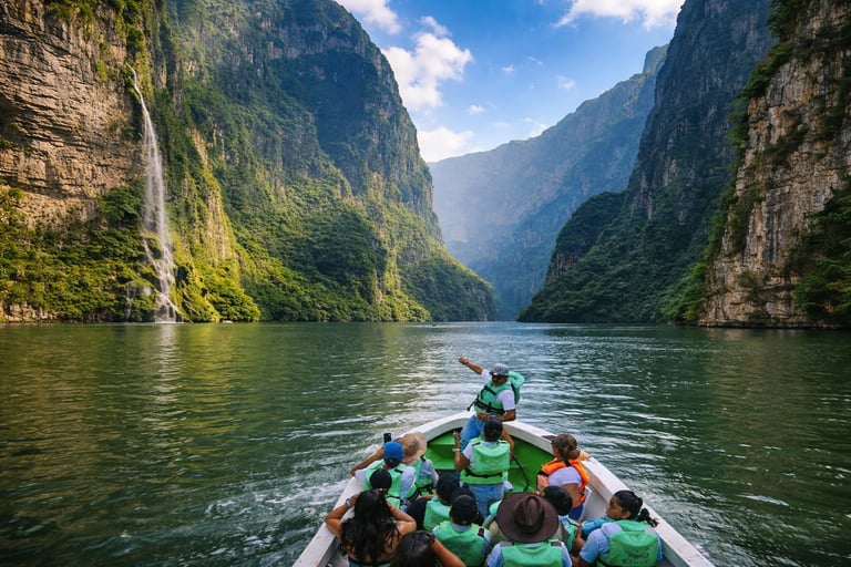 Turistas en un bote recorriendo un pintoresco cañón montañoso con acantilados empinados y una cascada, rodeados de vegetación verde exuberante