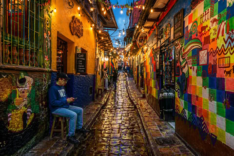 Calle empedrada de La Candelaria en Bogotá