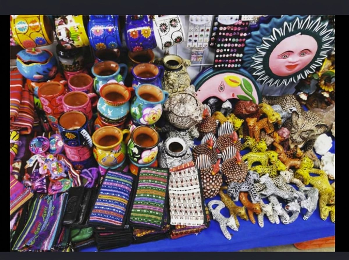 Ceremonia tzotzil con veladoras encendidas en iglesia San Juan Chamula